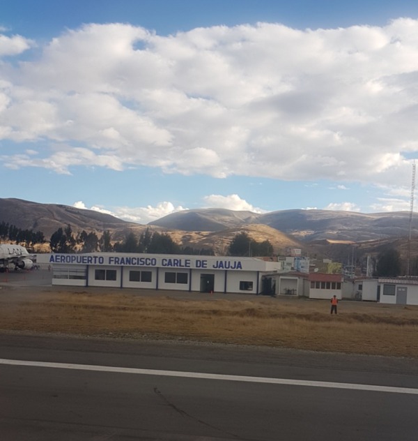 Aeropuerto Francisco Carle de Jauja, Perú, bajo cielo nublado