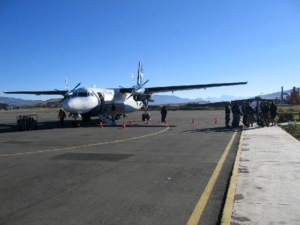 Avión en la pista del Aeropuerto de Andahuaylas, Perú