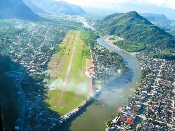 Vista aérea del Aeropuerto de Tingo María y el río