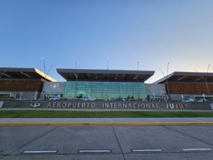 Aeropuerto Internacional Jujuy: Fachada principal y letrero