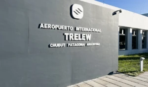 Aeropuerto Internacional de Trelew: detalle de la fachada principal