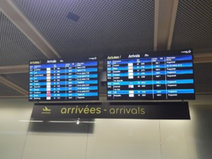 Paneles informativos de llegadas en el aeropuerto de Nantes