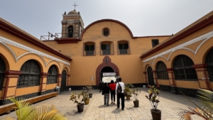 Claustro Colonial del Convento de los Descalzos: Un Oasis de Paz en Lima
