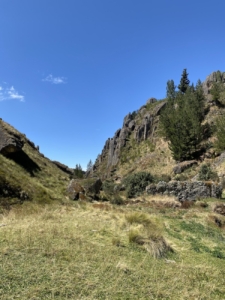 Paisajes rocosos de Cumbemayo: un encuentro con la naturaleza peruana.