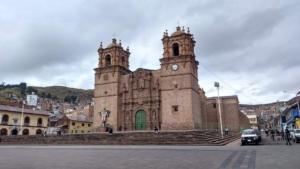 La Catedral de Puno: Imponente Fortaleza de Piedra en la Plaza Mayor