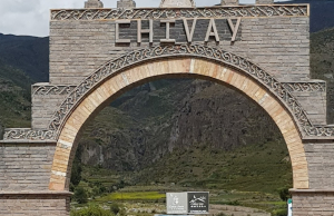 Arco triunfal de bienvenida a Chivay: Un portal andino