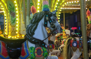 Caballos de Carrusel Iluminados en Coney Park Blvd. Plaza Mantaro