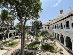 El Claustro Sereno de San Francisco en Lima