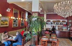 La Mora Pastelería & Café – Av. Emilio Cavenecia 114