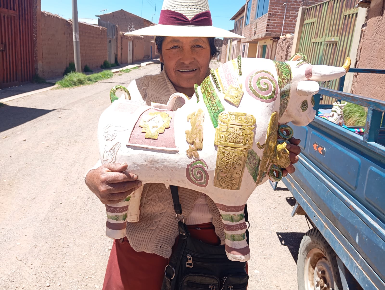 Artesana presenta un Torito de Pupuja decorado
