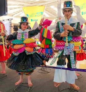 Bailarines del Carnaval de Santiago de Pupuja: Un Vistazo a la Tradición