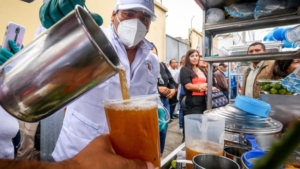 El deleite del emoliente: sabor a tradición en cada vaso.