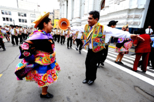 El Huaylarsh: Un baile vibrante de color y tradición peruana.