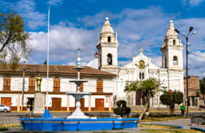 ️ Iglesia Matriz Santa Fe de Jauja: Legado de Fe y Resistencia
