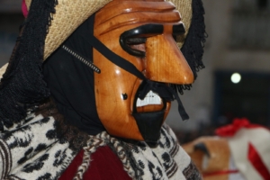 Máscara de madera tallada: La tradición ancestral de Mito cobra vida