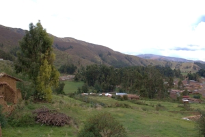 Paca: Un Pueblo Andino entre Montañas y Valles Verdes
