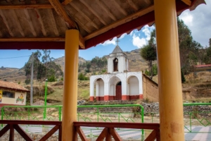Pichjapuquio: Capilla entre montañas, un paisaje andino.