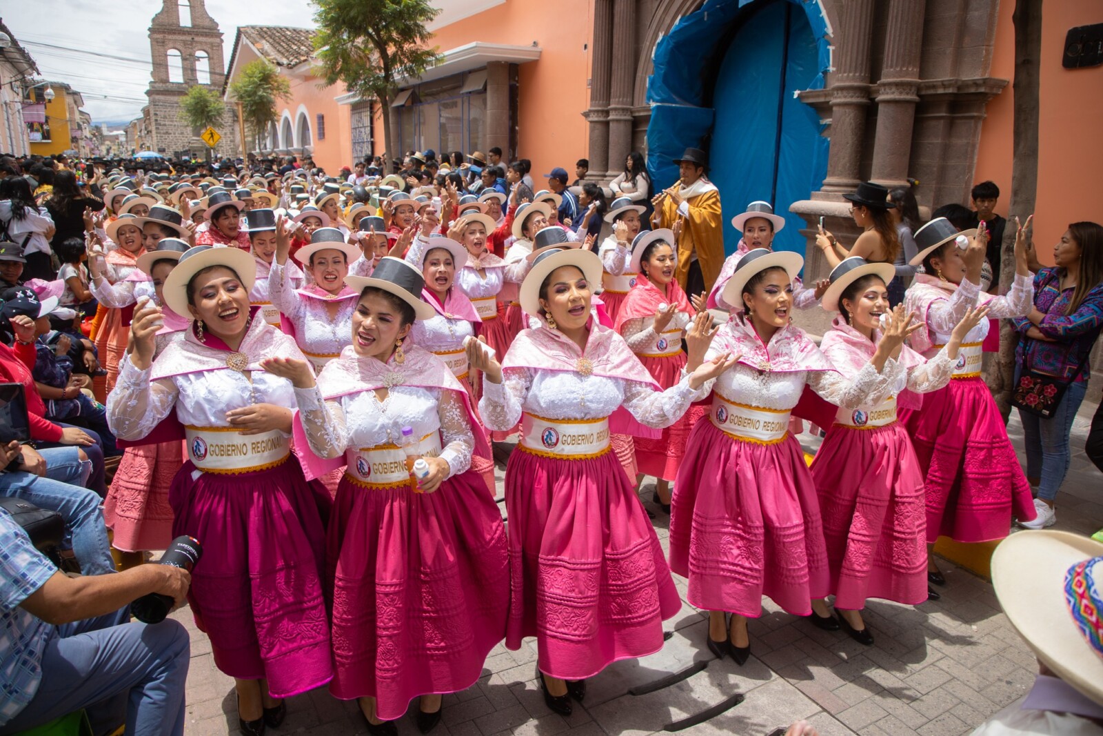 Ayacucho: comparsas festivas en la Plaza Mayor