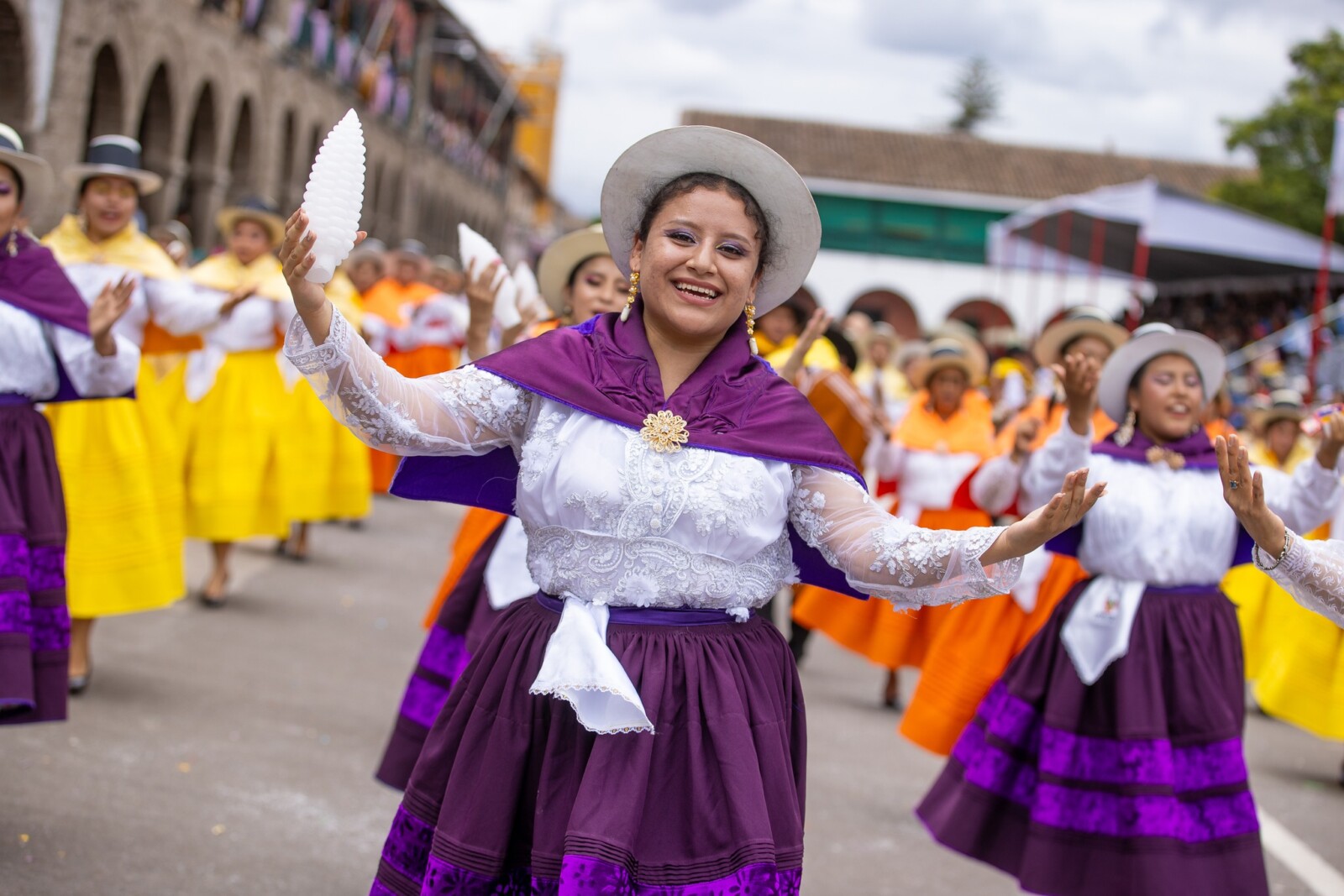 Bailarinas ayacuchanas en desfile