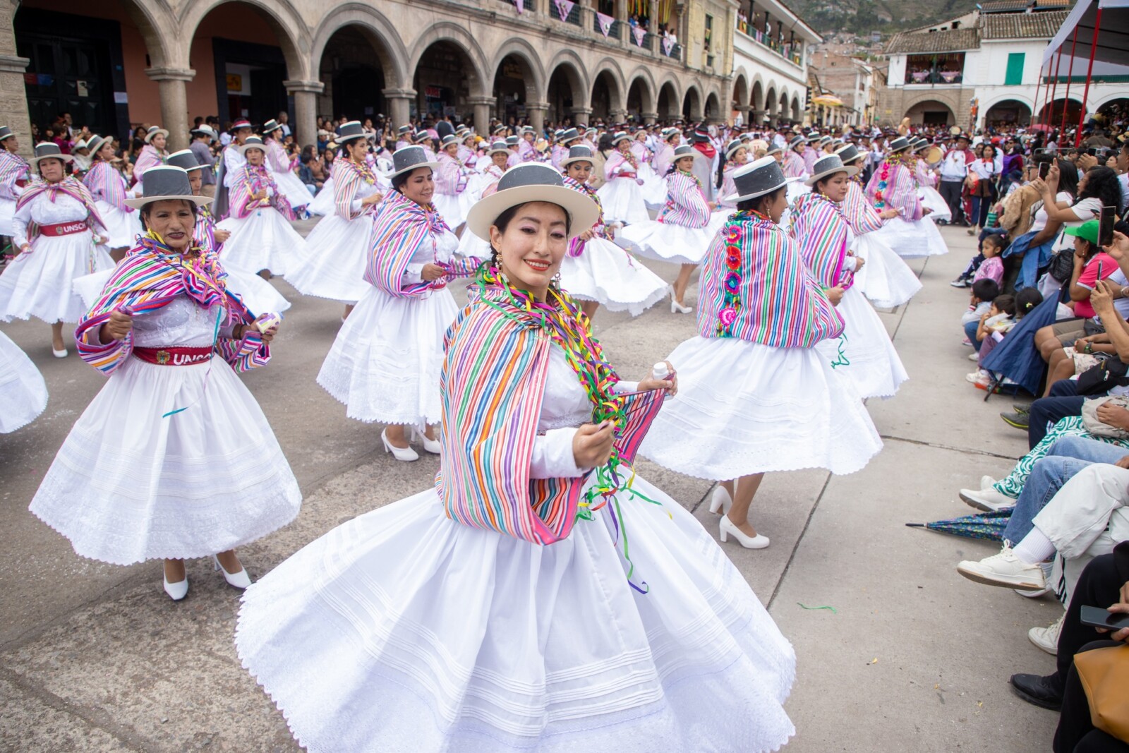 Bailarinas Ayacuchanas en la Plaza Mayor