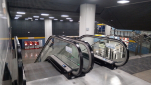 Bajando al Metro: escaleras modernas y acceso rápido