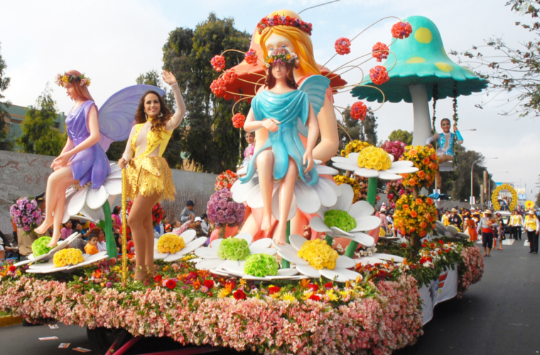 Carroza floral primaveral en Trujillo