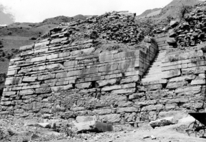 Chavín de Huántar: Muro y escaleras ancestrales