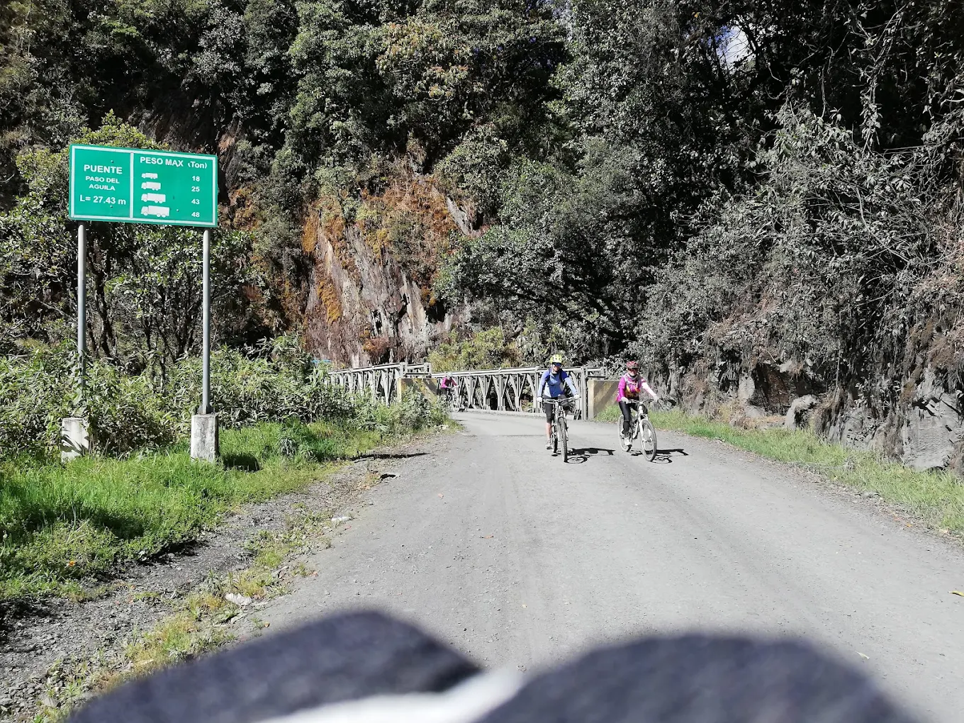 Ciclistas cruzan puente en el Parque Nacional del Manu