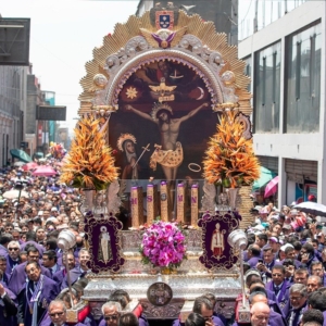 Devoción morada: Señor de los Milagros en procesión