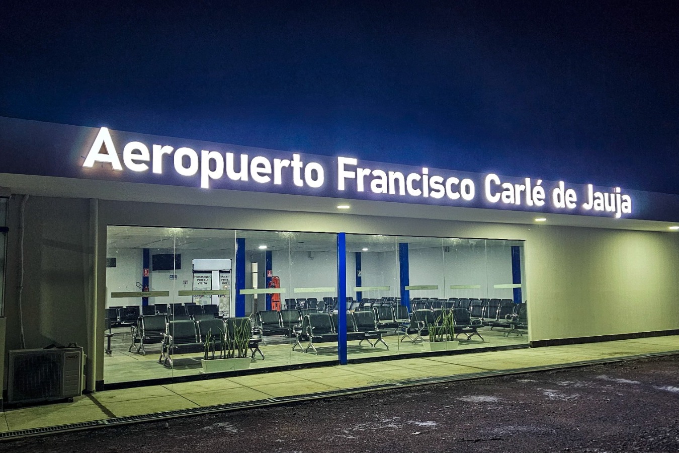 Fachada iluminada del aeropuerto Francisco Carlé de Jauja