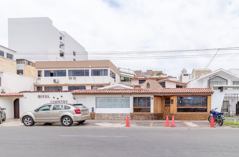 Hotel Country Trujillo: fachada y estacionamiento