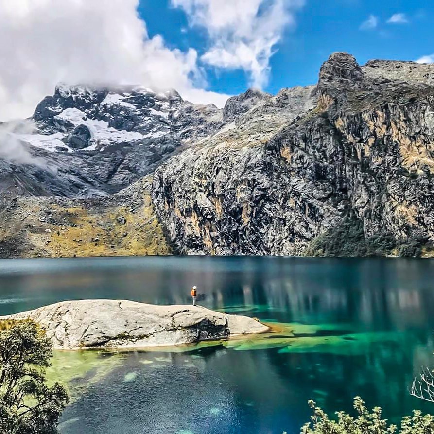 Huascarán: Turista contemplando la belleza del lago turquesa
