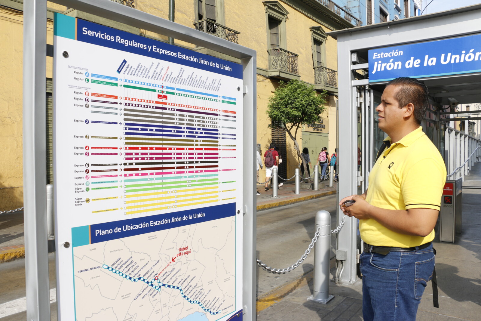 Información de rutas en la estación Jirón de la Unión