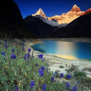 Lago turquesa en el Parque Nacional Huascarán, Perú