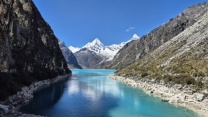 Laguna turquesa en el Parque Nacional Huascarán, Perú