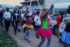 Los Camilles: atuendos vibrantes y máscaras en Sapallanga