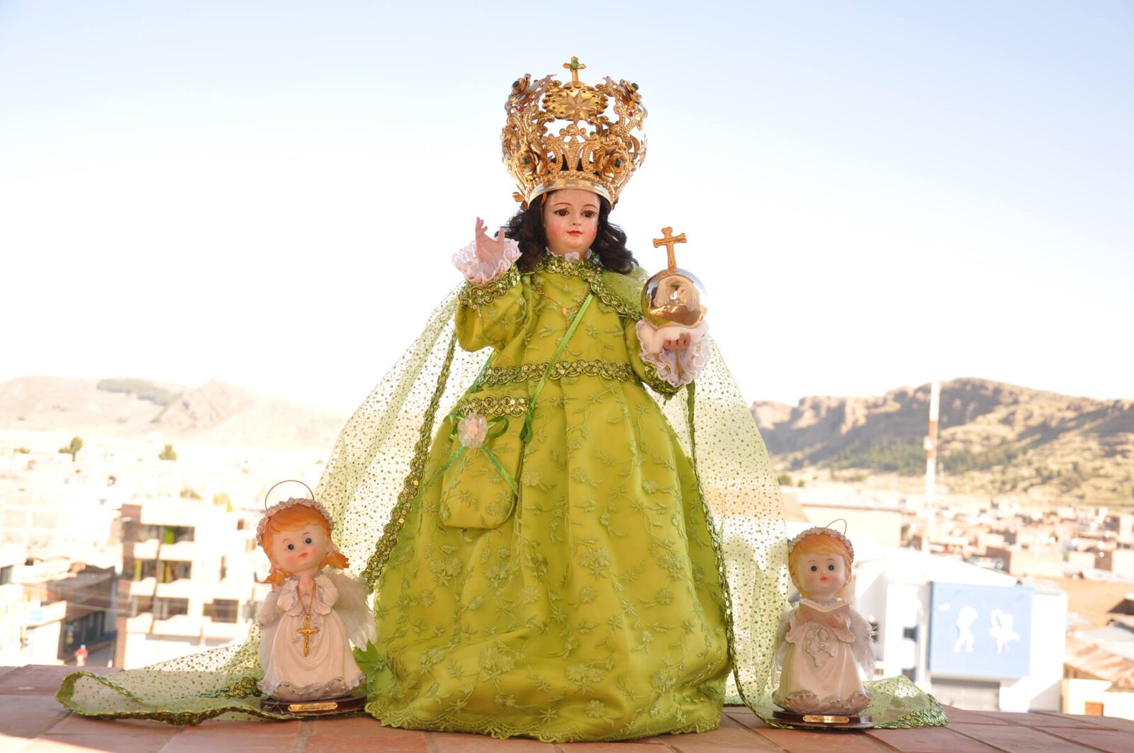 Majestuosa imagen religiosa con corona dorada y vestimenta…