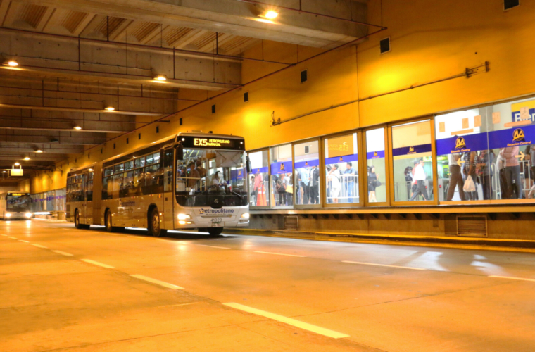Metropolitano: buses articulados en la Estación Central