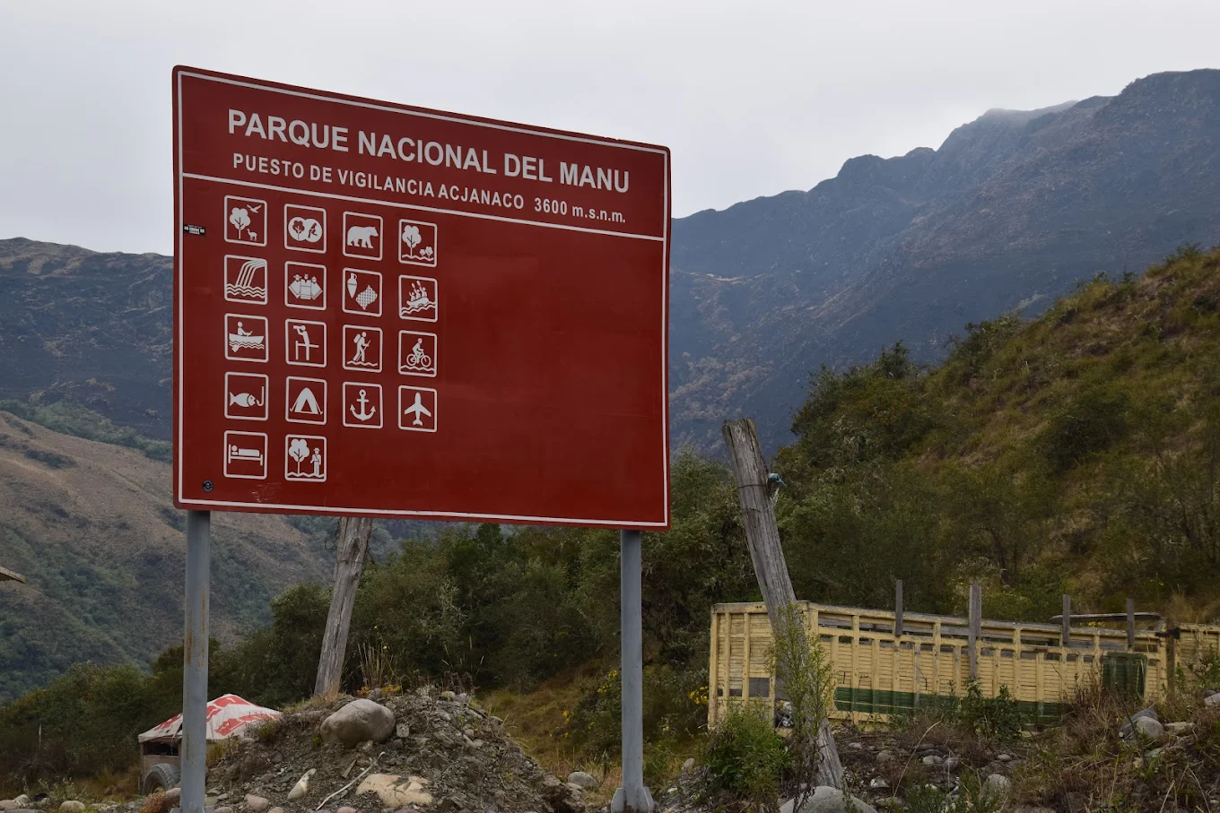 Panel informativo en el Parque Nacional del Manu: Acjanaco