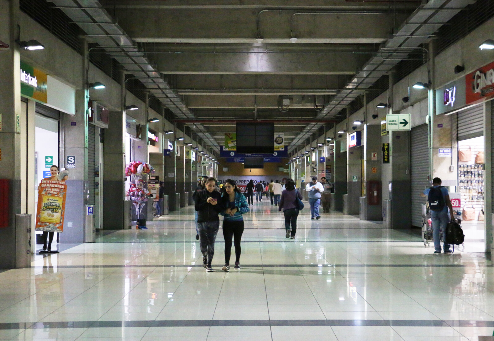 Pasillo concurrido en la estación central del Metropolitano