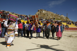 Procesión festiva andina: trajes, música y ruinas