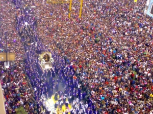 Procesión masiva del Señor de los Milagros