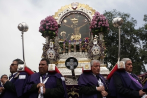 Procesión Señor de los Milagros: Andas y Hermanos