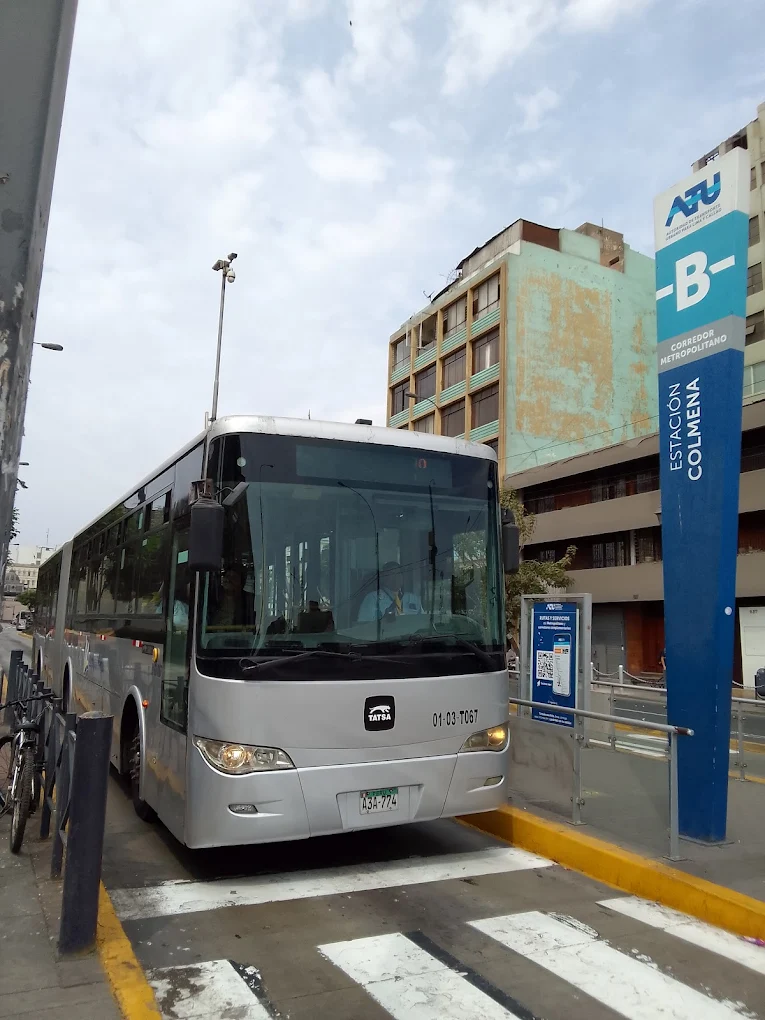 Un bus del Metropolitano en la estación Colmena