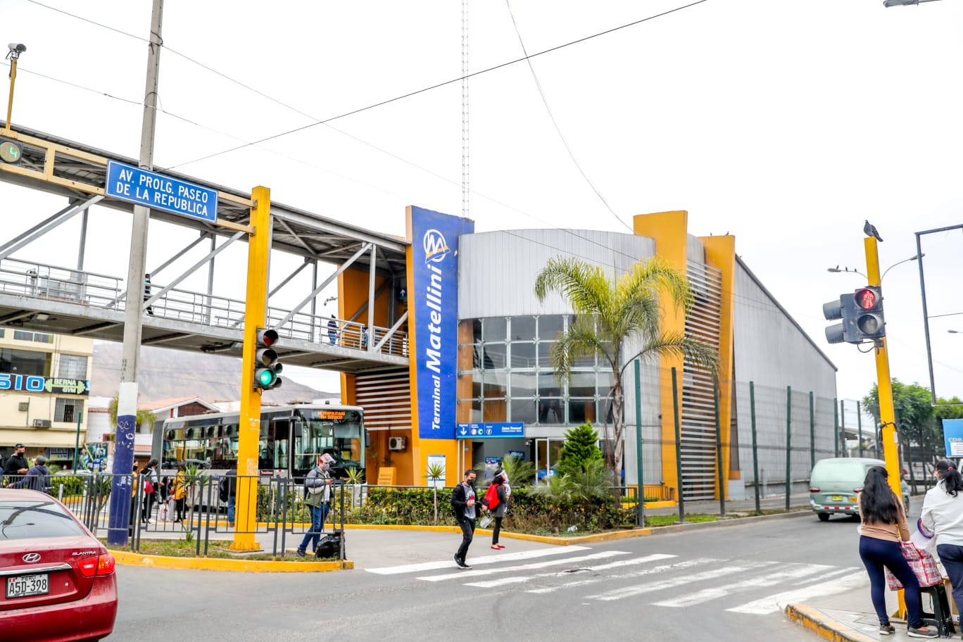 Visitantes cruzan cerca al Terminal Matellini