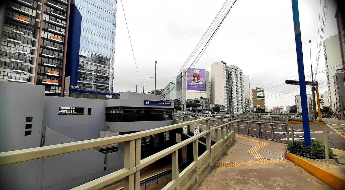 Acceso a la estación 28 de Julio del Metropolitano