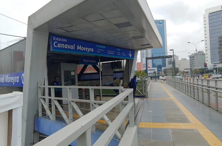 Acceso a la estación Canaval y Moreyra del Metropolitano