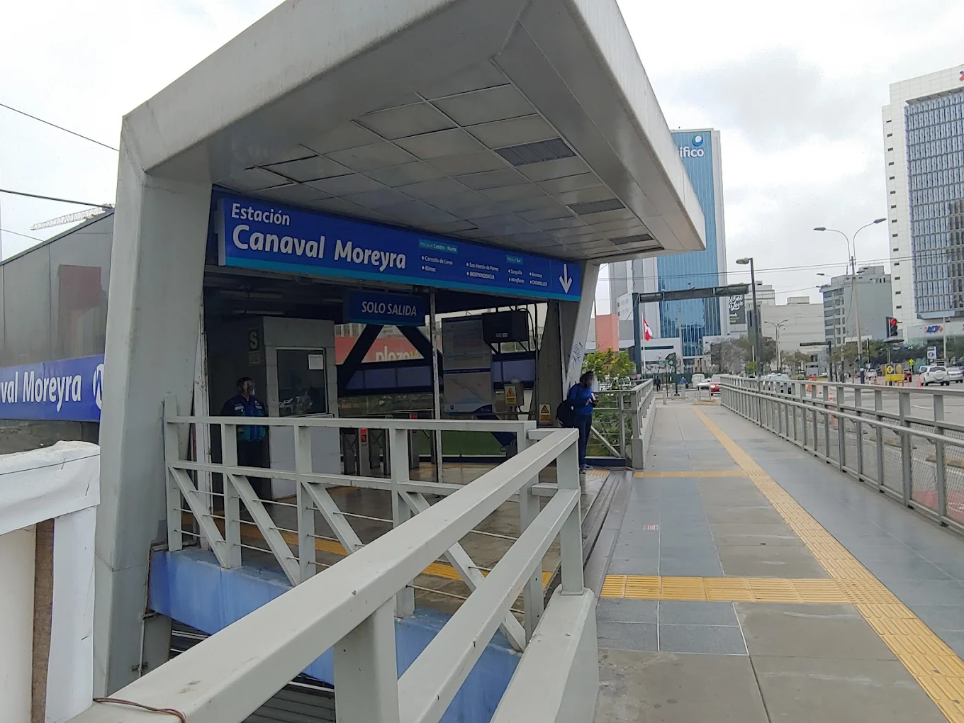 Acceso a la estación Canaval y Moreyra del Metropolitano