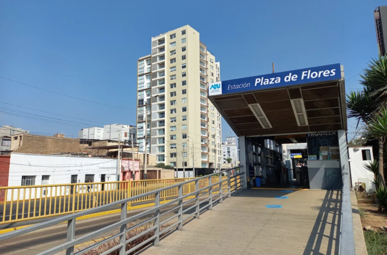 Acceso elevado a la estación Plaza de Flores