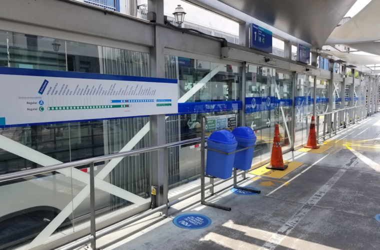 Andén de la estación Tacna del Metropolitano